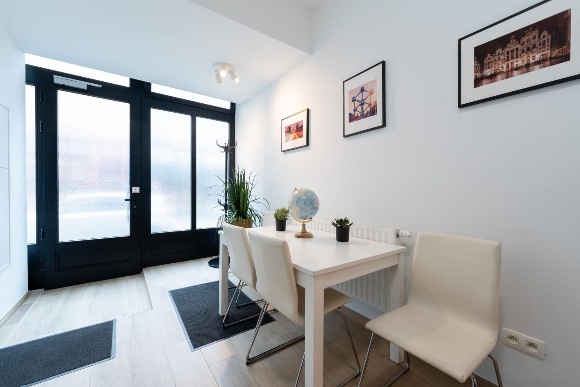 6 Bedroom House With Private Bathrooms In Bxl Downtown Appartement Brussel